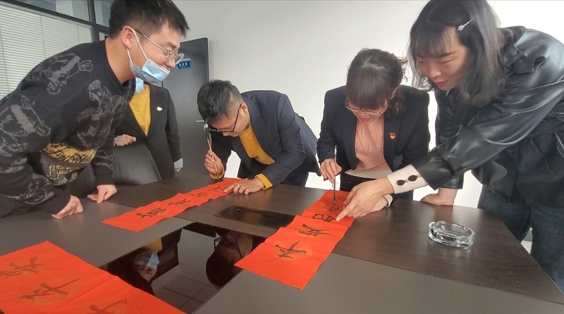 翰墨飄香添年味 迎春送福暖人心—智引公司工會(huì)舉辦“迎新春 寫(xiě)對(duì)聯(lián) 送祝?！敝黝}活動(dòng)