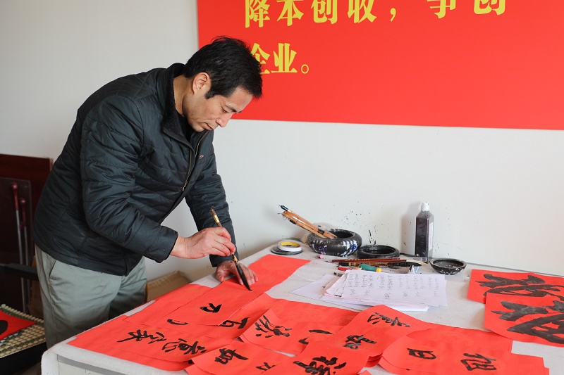 黃陵公司：筆墨紙硯增年味 共寫(xiě)春聯(lián)送祝福