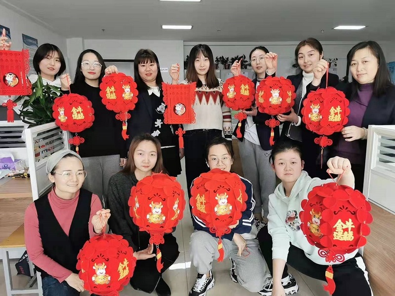 物貿(mào)公司：巧手做花燈，傳承民俗情