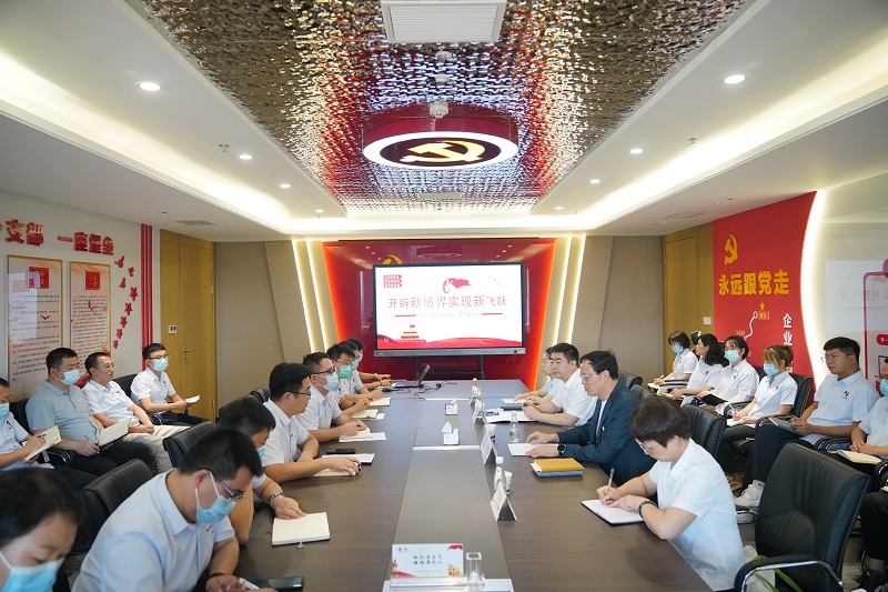 生態(tài)水泥公司黨委書記、董事長(zhǎng)張超暉赴黨建聯(lián)系點(diǎn)宣講《習(xí)近平談治國(guó)理政》第四卷