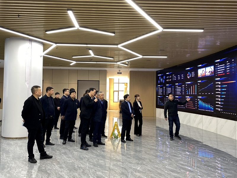 榆林市生態(tài)環(huán)境局局長高光耀、陜煤集團副總經理袁廣金一行深入智引公司榆林工業(yè)固廢智能化管控平臺建設項目指導檢查工作