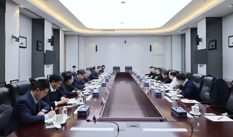 省發(fā)展改革委黨組成員、副主任，省能源局局長何鐘一行到陜煤集團調(diào)研座談