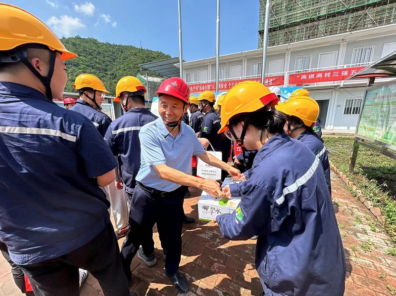 三伏送清涼，高溫不服“暑”——王琦走進基層慰問一線職工并調(diào)研指導工作