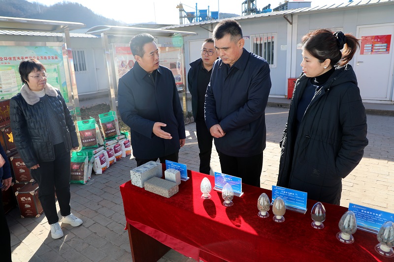 陜西省能源化學(xué)地質(zhì)工會主席莊華章一行到陜西建材科技公司調(diào)研慰問